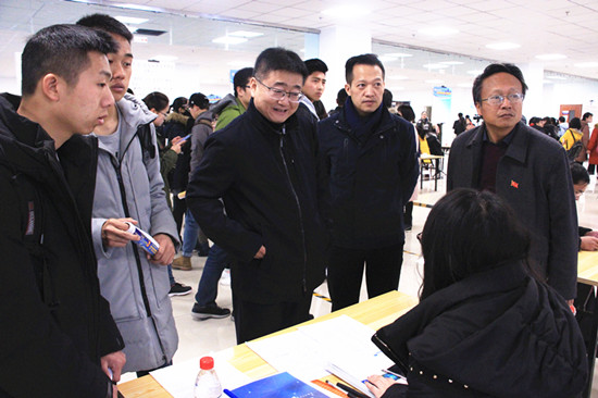 青海師范大學(xué)舉行2018屆畢業(yè)生首場大型雙選會