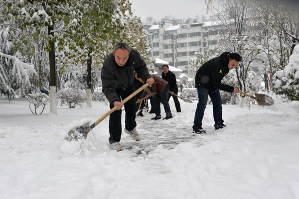 漢江師范學院數(shù)千名師生志愿者除校園積雪添靚麗風景