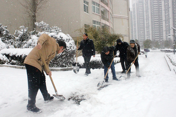 漢江師范學院數(shù)千名師生志愿者除校園積雪添靚麗風景