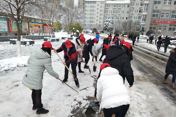 漢江師范學院數(shù)千名師生志愿者除校園積雪添靚麗風景