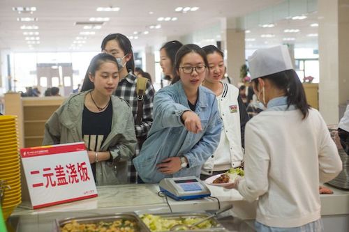 2元蓋澆飯后勤服務團隊：飄香十余載，暖心不漲價