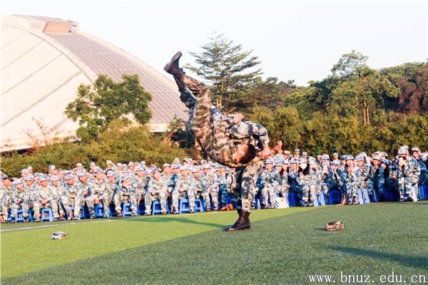 北京師范大學(xué)珠海分校2017級(jí)學(xué)生軍訓(xùn)正如火如荼開展