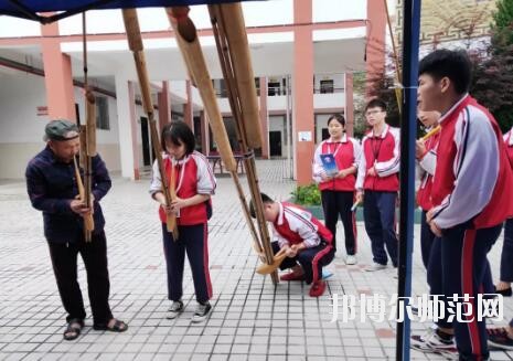 學費對于家長們來說，會在了解學校之前自己確定好學費的范圍，這樣就以這個目標來衡量學校，但是有的家長其實是更關(guān)心學校的安全這些，很擔心學生在學校沒有安全保障，所以小編就準備了臺江幼兒師范中等職業(yè)學校收費情況，供與參考。 臺江幼兒師范中等職業(yè)學校收費標準 住宿費500元/學年、書本費400元/學年,合計繳費900元。 建檔立卡戶享受“三免兩補”(免學費、免(補)住宿費、免(補)書費，國家助學金、專項助學金) 臺江幼兒師范中等職業(yè)學校開展7月主題黨日系列活動 1921.7 ~ 2019.7 篳路藍縷，砥礪前行 初心不忘，邁向復(fù)興 98年，對于一個人，也許很漫長; 對于一個國家，彈指一揮間; 對于一個政黨，恰是風華正茂! 今年，黨的98歲生日， 我們熱烈慶祝中國共產(chǎn)黨98周年快樂! 6月10日晚,我校第一屆校園“十佳歌手”比賽暨歌唱祖國獻禮70周年決賽在演播廳拉開序幕。 來自學校不同專業(yè)的19位同學引吭高歌，歌唱祖國。比賽期間高潮迭起，精彩紛呈。選手們在舞臺上活力四射，盡顯職校學生魅力。 近一個半小時的角逐，“十佳歌手”終于誕生。張帆校長、金海清副校長親自為獲獎學生頒發(fā)榮譽證書。頒獎結(jié)束后，全體同學用一曲《我和我的祖國》獻禮祖國70周年，唱出對黨和祖國的熱愛。 6月24日，我校黨支部書記、校長張帆，黨支部副書記趙明珠走訪慰問貧困學生姜發(fā)才，張帆校長仔細詢問姜發(fā)才在杭州的學習和生活情況，希望姜發(fā)才在杭州繼續(xù)努力學習，認真做好即將開展的頂崗實習工作，學好技能走出大山，通過自己的努力改變自己和家庭的命運，最后，張帆校長代表臺江職校黨支部及全體師生將6000元愛心捐款交到了姜發(fā)才伯母手中。 6月28日，我校黨支部書記、校長張帆，黨支部副書記趙明珠走慰問貧困學生姜非明、姜非林(兩人為雙胞胎，孤兒)。張帆校長親自為兩位同學送去新衣服，并詳細了解學生的家庭情況，與其監(jiān)護人進行溝通和交流，將一千多元資助金交到學生監(jiān)護人手中，以增強其克服困難的信心。 6月28日，臺江職校黨支部圍繞脫貧攻堅工作，開展走訪慰問，送溫暖、送服務(wù)活動，幫助特困黨員、老黨員等解決工作中的實際困難和生活問題，走訪慰問幫扶村、看望我校脫貧攻堅駐村干部，為南省村村委送去兩箱辦公室打印用紙，為南省村貧困黨員、臺江職校困難黨員、老黨員送去食用油、大米等慰問品。 張帆校長致辭，回顧黨支部工作并對奮斗在各工作崗位上的黨員表示感謝，同時向全體黨員提出要求， 他表示，全體黨員要把加強黨的思想理論建設(shè)放在第一位，要加強黨性修養(yǎng)，不斷提高自身素質(zhì)，要加強作風建設(shè)，提高教育教學質(zhì)量。 “我志愿加入中國共產(chǎn)黨，擁護黨的綱領(lǐng)，遵守黨的章程……隨時準備為黨和人民犧牲一切，永不叛黨!”7月1日，臺江職校全體黨員干部在退休黨員歐德耀同志帶領(lǐng)下，面對莊嚴的黨旗，整齊列隊，重溫入黨誓詞。 黨支部副書記趙明珠組織全體黨員學習習近平總書記在學校思想政治理論課教師座談會上的重要講話精神。 熊金江副校長宣讀《臺江職校關(guān)于“七一”表彰優(yōu)秀黨員、黨齡“逢十”黨員的決定》。 張帆校長為優(yōu)秀黨員、黨齡“逢十”黨員頒發(fā)榮譽證書 系列活動在雄壯的《國際歌》中落下帷幕，歌聲鏗鏘有力，革命精神代代傳遞，美好的生活共同憧憬。 九十八年，崢嶸歲月， 九十八年，輝煌歷程。 今天的我們揮舞著前輩們的偉大旗幟 ,追隨著那從未熄滅的明燈,沖鋒陷陣,高揚風帆,向著那彼岸,向著那未來更加執(zhí)著而勇敢地前進, 前進 ,前進! 不是所有的中專學校都會根據(jù)分數(shù)來錄取的，有的學校錄取是根據(jù)專業(yè)的招生要求面試錄取學生。其實現(xiàn)在學生想要升學有很多的通道，只是在家長和學生的觀念里，只有通過了高考或者中考是最好的，但是現(xiàn)在利用專業(yè)課程同樣也是能升學的。 家長在了解學校的學費時也是要注意學校的學費中間是穿插了各種的助學政策、減免政策、免學費政策還有學校的獎學金政策，家長們把這些了解清楚了就可以幫助自己前進一部分的學費。