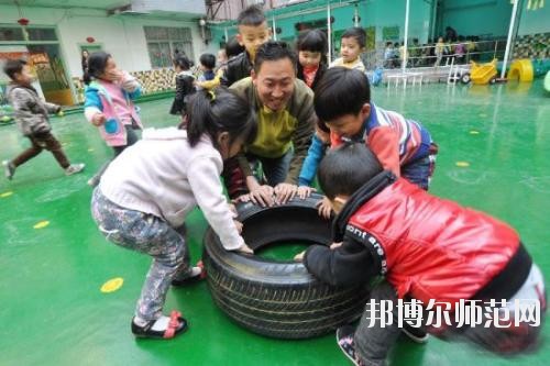 成都2020年男生學什么幼師學校好