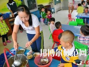 遵義2020年幼師學(xué)校有哪些科目?我們知道幼師專業(yè)是屬于一個(gè)學(xué)習(xí)內(nèi)容比較多的專業(yè)，因?yàn)槭切∨笥训膯⒚呻A段，同學(xué)們自己在報(bào)讀本專業(yè)的時(shí)候很多的同學(xué)都不知道到底是學(xué)一些什么?于是都來問道小編，小編就來給大家說一下關(guān)于學(xué)?？颇康氖虑榕丁? 幼師學(xué)校學(xué)習(xí)專業(yè)課程 1、幼兒教育學(xué)  了解現(xiàn)代教育、幼兒教育的新觀念、新思想、新信息，結(jié)合我國幼兒教育改革中的新問題、新情況，將理論的闡述和幼兒教育實(shí)踐中的問題結(jié)合起來，進(jìn)行具體分析和指導(dǎo)。  2、幼兒心理學(xué)  了解幼兒的認(rèn)知和言語發(fā)展的特點(diǎn)和規(guī)律、幼兒的情緒、個(gè)性與社會(huì)性發(fā)展的關(guān)系及幼兒的活動(dòng)心里。能依據(jù)幼兒特點(diǎn)，利用所學(xué)相關(guān)知識，初步具備幼兒園基層崗位幼兒教師的工作能力。培養(yǎng)學(xué)生具有誠實(shí)守信、善于溝通和合作的品質(zhì)。  3、幼師英語  根據(jù)幼師學(xué)生的英語水平和專業(yè)特點(diǎn)，從聽、說、讀、寫四個(gè)方面全方位的培養(yǎng)學(xué)生，讓學(xué)生掌握基本語法知識、語音知識、日常用語，提高學(xué)生的口語交際技能和綜合閱讀、寫作能力。讓學(xué)生在學(xué)習(xí)過程中發(fā)展綜合語音運(yùn)用能力，提高人文素養(yǎng)，增強(qiáng)實(shí)踐能力，培養(yǎng)創(chuàng)新精神。  4、幼兒園組織與管理  讓學(xué)生了解幼兒園組織與管理的基本原理和內(nèi)容，掌握幼兒園組織與管理的基本規(guī)律，學(xué)會(huì)用所學(xué)專業(yè)理論解決實(shí)際工作中遇到的管理問題。結(jié)合案例分析，培養(yǎng)學(xué)生的思辨意識、創(chuàng)新意識，提高學(xué)生與時(shí)俱進(jìn)的管理理念，為學(xué)生今后從事幼兒園教育工作和管理工作奠定良好的基礎(chǔ)，具有較強(qiáng)的實(shí)用性和可操作性。  學(xué)前教育前景好不好 學(xué)前教育上的現(xiàn)在已經(jīng)有越來越多的人關(guān)注，就業(yè)前景上的非常不錯(cuò)的一個(gè)職業(yè)了，在現(xiàn)階段學(xué)前教育專業(yè)就業(yè)率上也在一直上升，我國對于學(xué)前教育上的重視的提升，也為學(xué)前教育專業(yè)人才提供了較好的就業(yè)機(jī)會(huì)，使得社會(huì)上的對于學(xué)前教育人才上的甚至出現(xiàn)了供不應(yīng)求的現(xiàn)象，學(xué)前教育現(xiàn)階段也已經(jīng)成為一個(gè)非常重要的教育階段，擁有高素質(zhì)的學(xué)前教育人才對于整個(gè)教育事業(yè)上的也能夠起到一個(gè)促進(jìn)和發(fā)展的作用。  幼師專業(yè)上就業(yè)前景也是比較好的，現(xiàn)階段社會(huì)上的對于幼師的需求也越來越多了，對于早期教育上的重視度的提升，使得幼師人才成為現(xiàn)階段社會(huì)上的所需要的重要人才選擇。  我們可以看到幼師專業(yè)學(xué)習(xí)的是很多的，小編給大家列舉了一些專業(yè)課程，其實(shí)這個(gè)專業(yè)是一個(gè)需要自己花費(fèi)很多心力來學(xué)習(xí)的專業(yè)，同學(xué)們學(xué)習(xí)的內(nèi)容是很廣泛的，不過這個(gè)專業(yè)只要學(xué)好了，將來在就業(yè)方面就會(huì)很不錯(cuò)，所以，希望選擇這個(gè)專業(yè)的同學(xué)都能掌握足夠的專業(yè)知識哦。